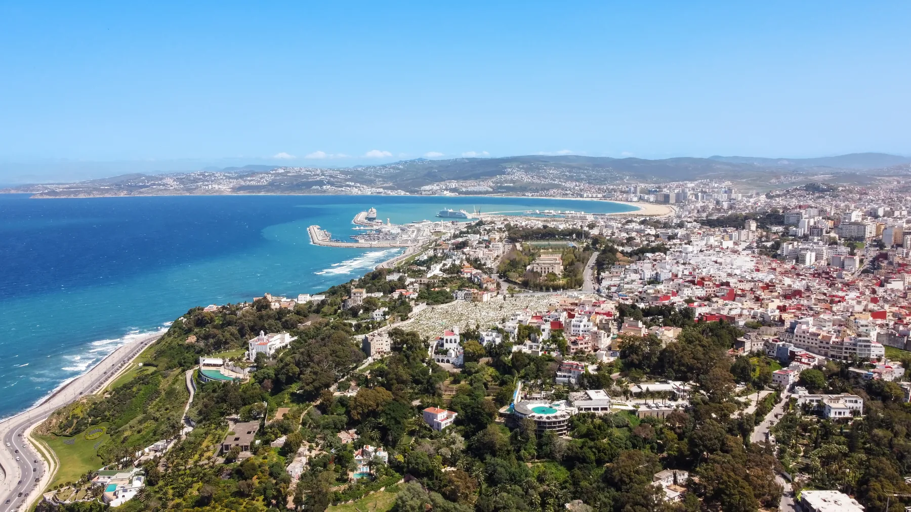 خليج طنجة والمدينة من الجو